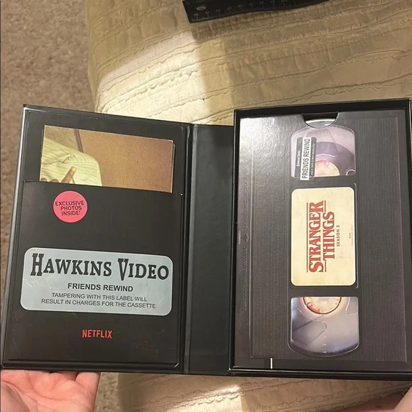 Stranger Things Netflix Original Series Box Set - Picture 2 of 6